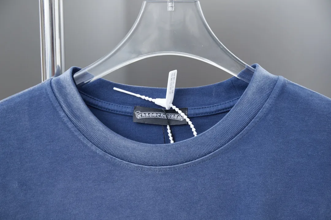🅿️220 Chrome Hearte 25SS early spring new style Chrome Hearte flocked contrasting letter logo printed short sleeves Light luxury essential item for daily commuting for men and women Correct version Welcome to compare Detailed features · 280g 100% pure cotton double yarn jersey fabric · Custom dyed in the same cylinder, special thickened 32 count double-ply 1X1 thread · Hand-painted printing ➕ flocked letter printing process. Ready-to-wear dyeing Then do the faded fried snowflake process, then wash it to make it look old. Common washing improves the effect · Double-needle stitching across seams · Original main mark, washed tag, branded moisture-proof paper packaging Color: black/blue/khaki/green Size: S/M/L/XL